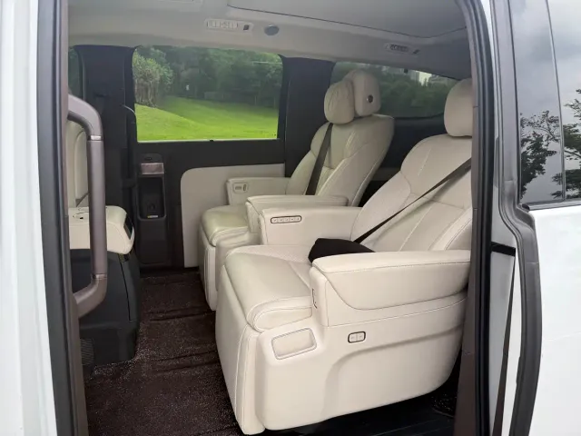 Li Auto MEGA — Фото автомобиля 11