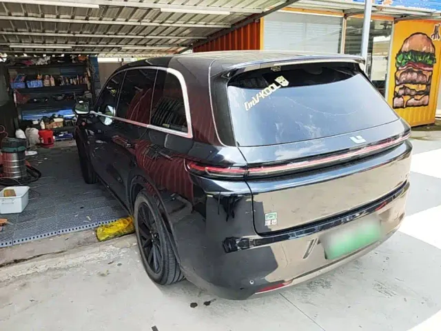 Li Auto L8 — Фото автомобиля 4