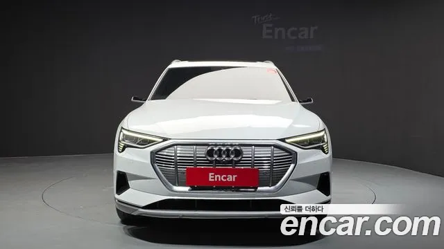 Audi e-tron — Фото автомобиля 2
