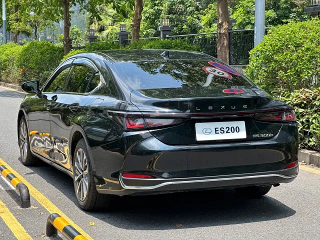 Lexus ES — Фото автомобиля 13