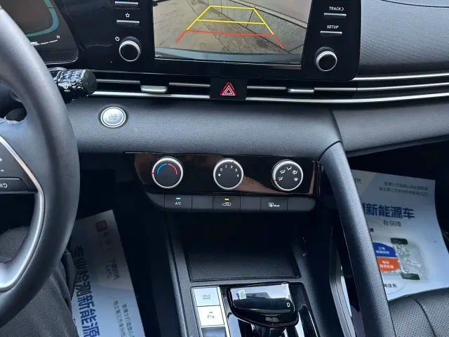 Hyundai Elantra — Фото автомобиля 12