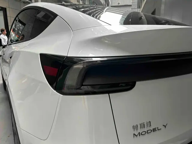 Tesla Model Y — Фото автомобиля 6