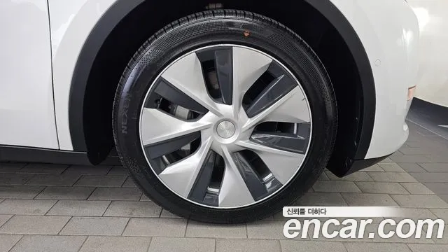 Tesla Model Y — Фото автомобиля 21