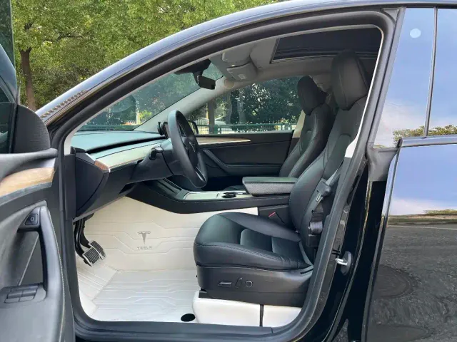 Tesla Model Y 2022 Rear-Wheel Drive Version — Фото автомобиля 5