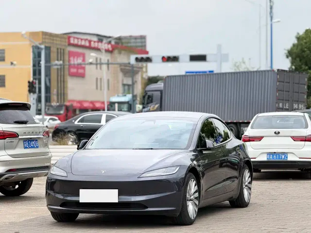 Фотография автомобиля — Tesla Model 3