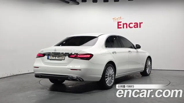 Mercedes-Benz E-Class — Фото автомобиля 2