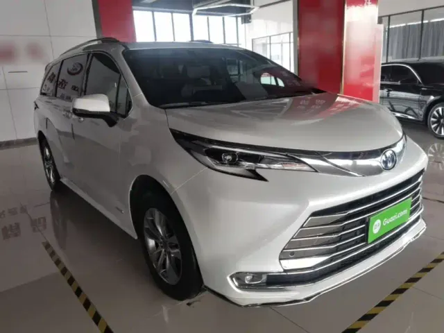 Toyota Sienna — Фото автомобиля 3
