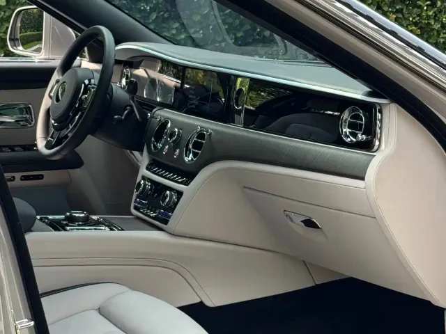 Rolls-Royce Ghost — Фото автомобиля 14