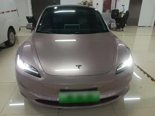 Tesla Model 3 — Фото автомобиля 2