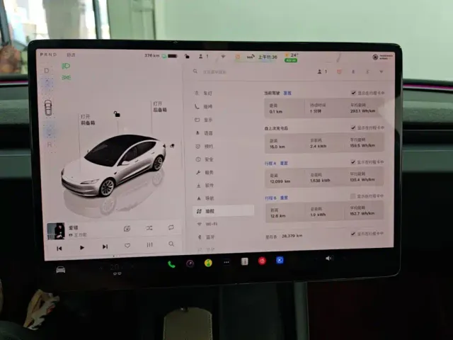 Tesla Model 3 — Фото автомобиля 11