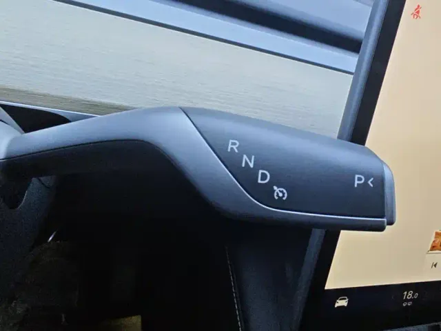 Tesla Model Y — Фото автомобиля 16