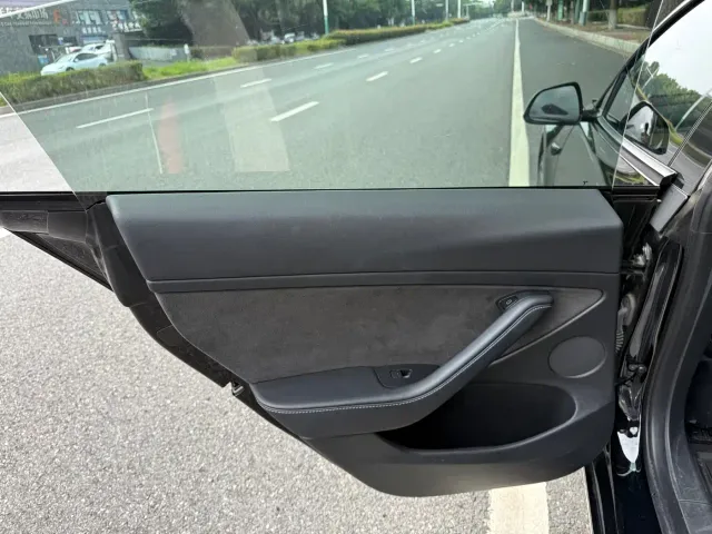 Tesla Model 3 — Фото автомобиля 12