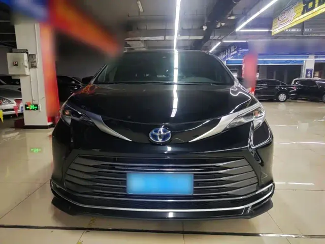 Toyota Sienna — Фото автомобиля 2
