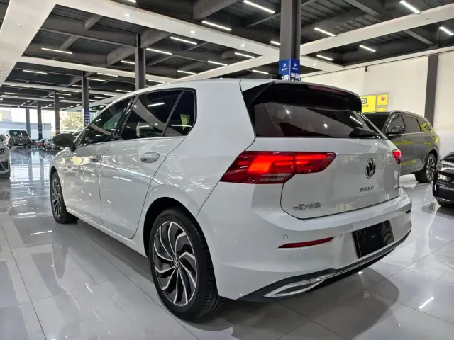 Volkswagen Golf — Фото автомобиля 8