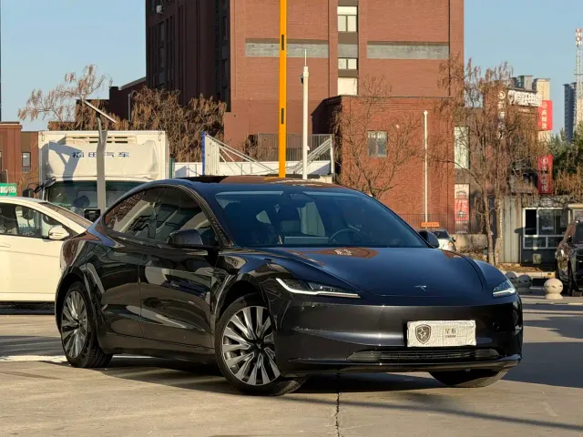 Tesla Model 3 — Фото автомобиля 3