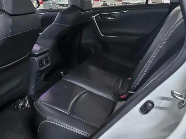 Toyota RAV4 — Фото автомобиля 11