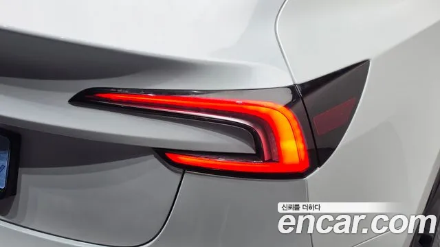 Tesla Model 3 — Фото автомобиля 21