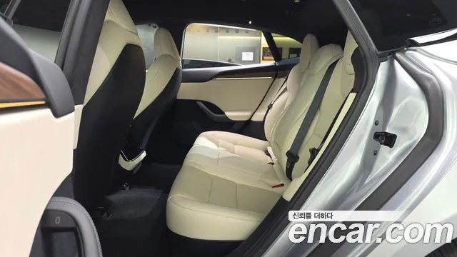 Tesla Model S — Фото автомобиля 16
