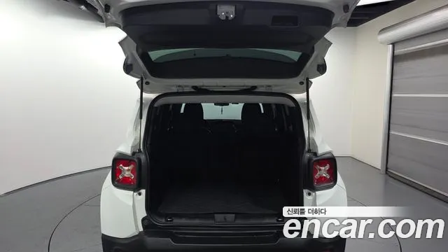 Jeep Renegade — Фото автомобиля 26