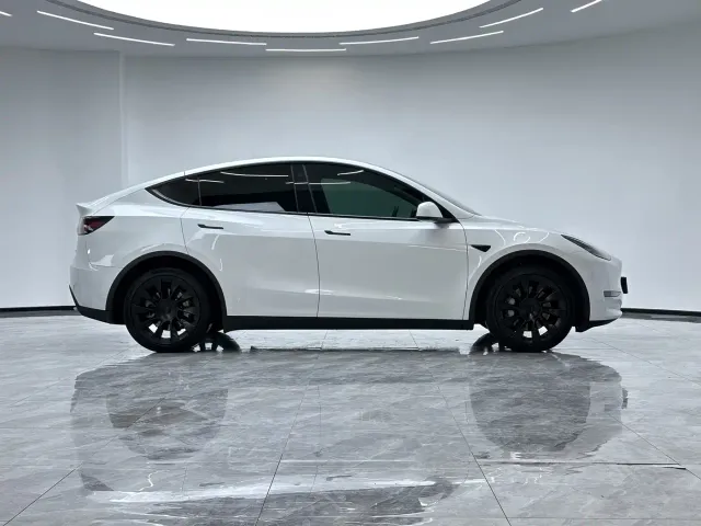 Tesla Model Y — Фото автомобиля 8