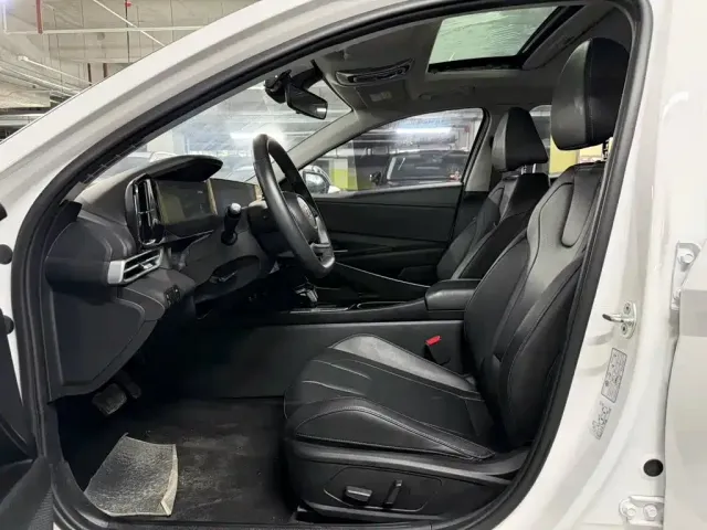Hyundai Elantra 2022 1.5L CVT LUX Premium Edition — Фото автомобиля 4