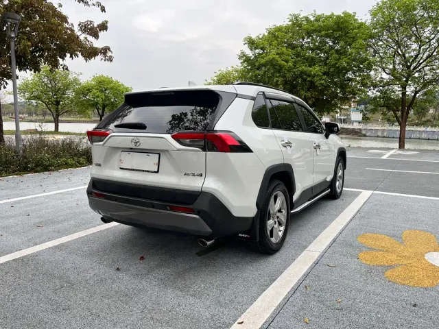 Toyota RAV4 — Фото автомобиля 8