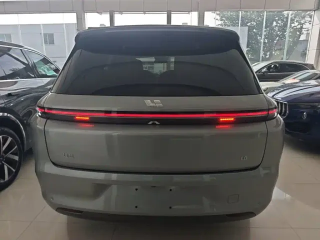 Li Auto L8 — Фото автомобиля 5