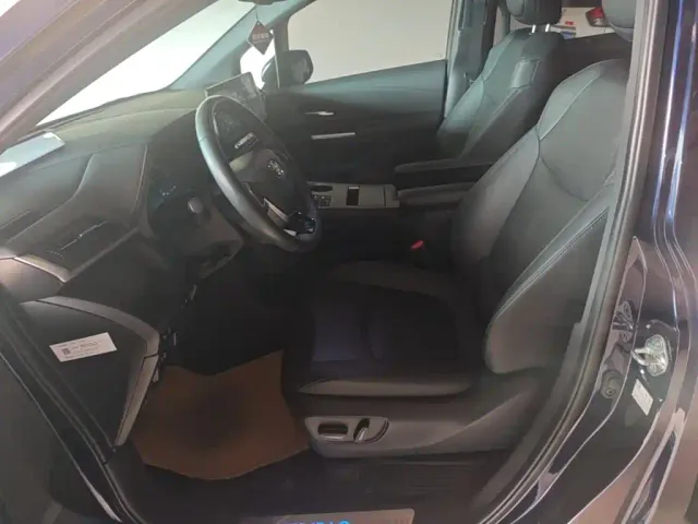 Toyota Sienna — Фото автомобиля 14