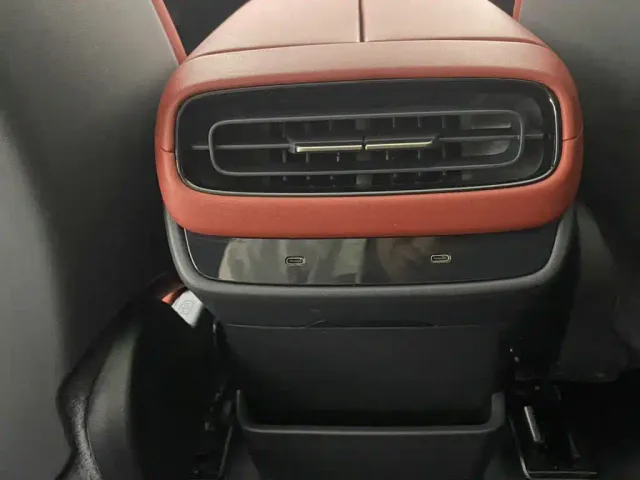 Xiaomi SU7 — Фото автомобиля 27