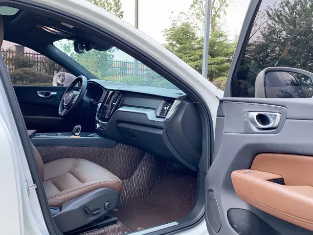 Volvo XC60 — Фото автомобиля 23
