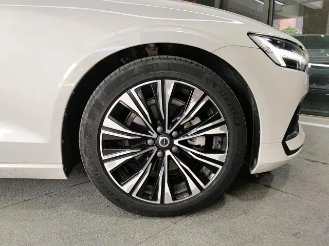 Volvo S60 — Фото автомобиля 17