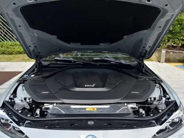 BMW i4 — Фото автомобиля 13