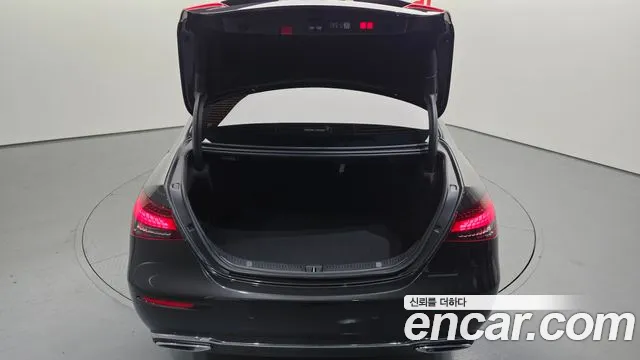 Mercedes-Benz E-Class — Фото автомобиля 20