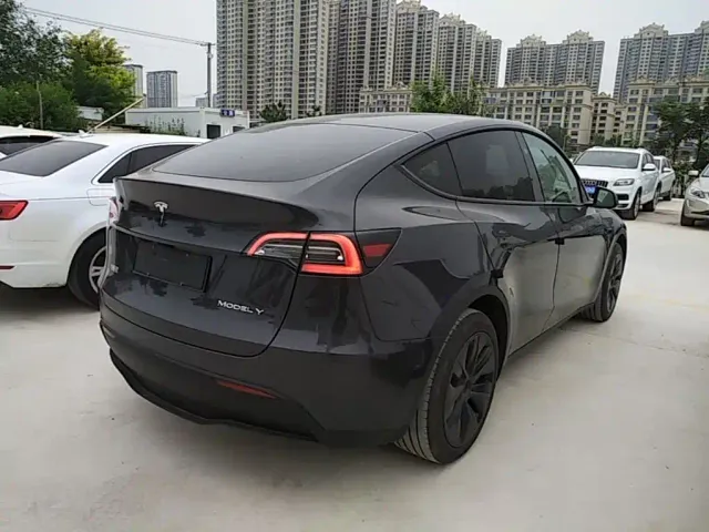 Tesla Model Y — Фото автомобиля 4