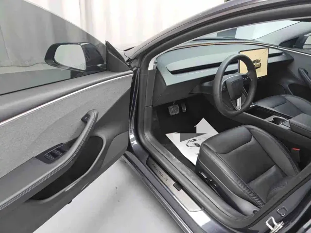 Tesla Model 3 — Фото автомобиля 5
