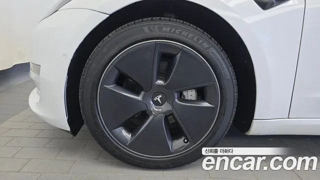 Tesla Model 3 — Фото автомобиля 5