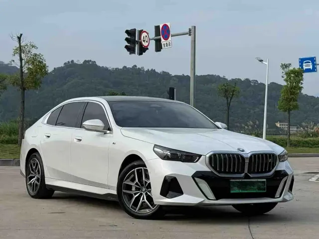 BMW i5 — Фото автомобиля 3
