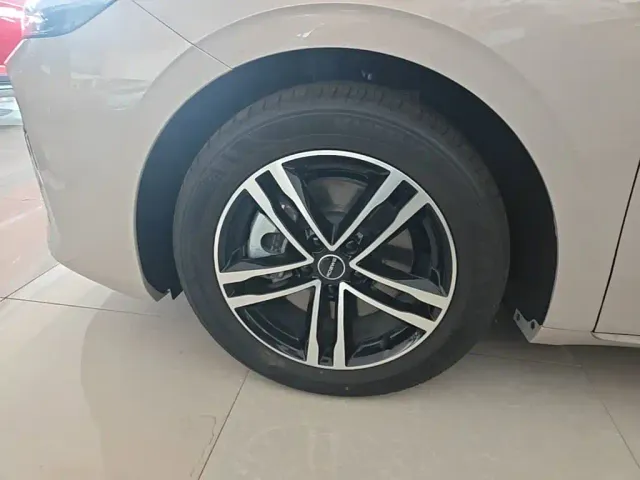 Roewe M7 DMH — Фото автомобиля 22