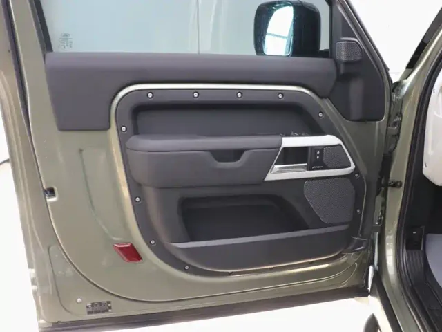 Land Rover Defender — Фото автомобиля 10