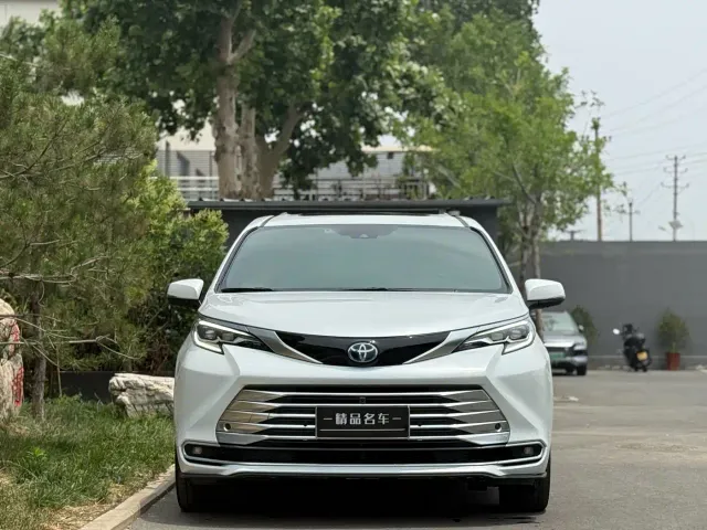 Toyota Sienna — Фото автомобиля 10