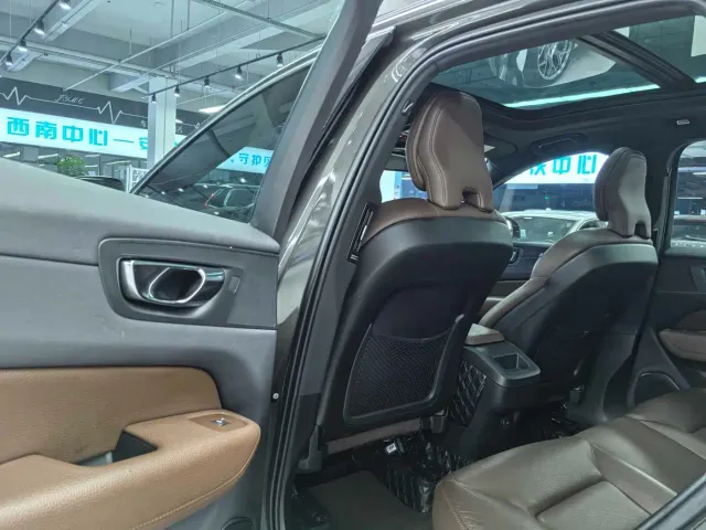 Volvo XC60 — Фото автомобиля 5