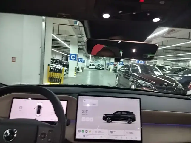 Volvo XC70 Plug-in Hybrid — Фото автомобиля 17