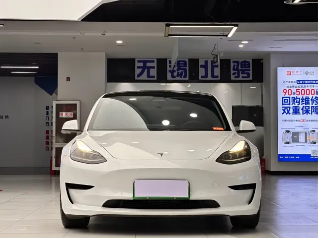 Tesla Model 3 — Фото автомобиля 3