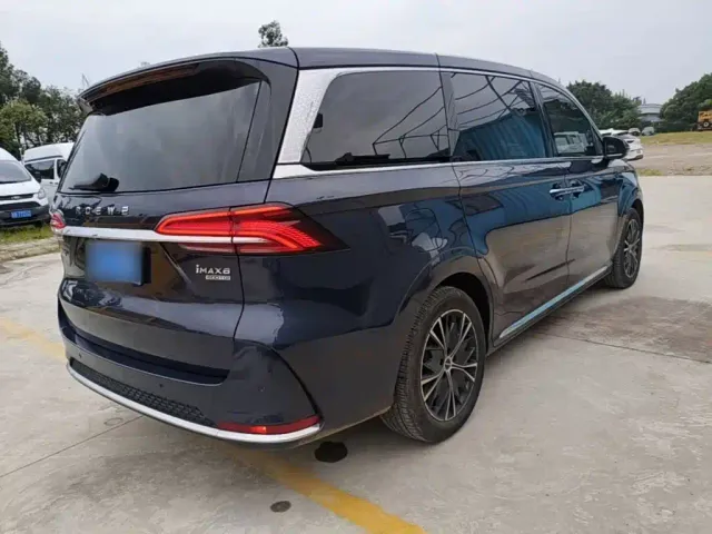 Roewe iMAX8 — Фото автомобиля 6