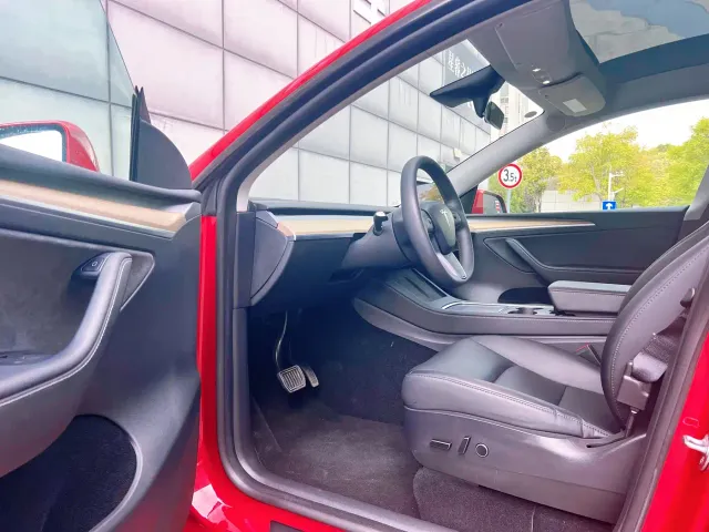 Tesla Model Y — Фото автомобиля 5