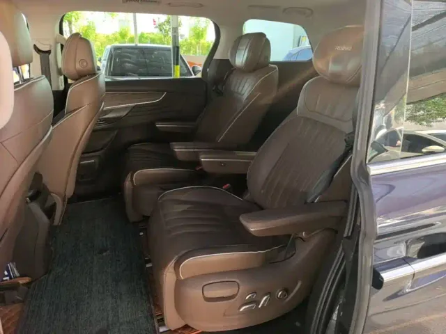 Roewe Roewe iMAX8 EV 2022 Gold Edition — Фото автомобиля 16