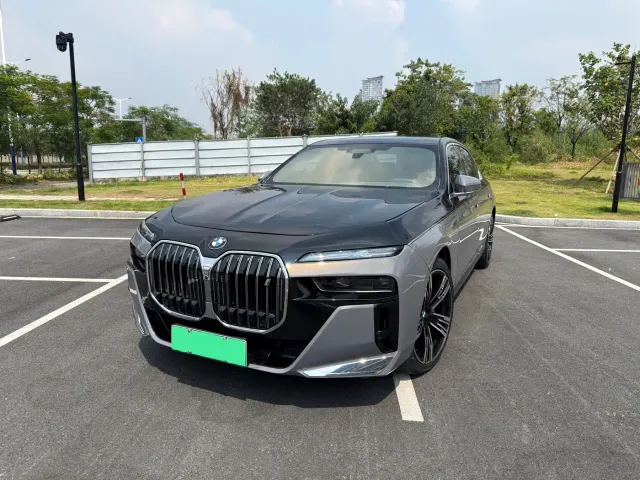 Фотография автомобиля — BMW i7