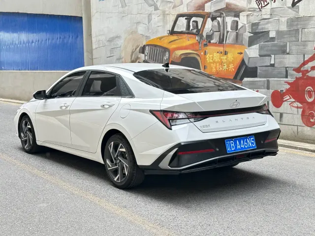 Hyundai Elantra — Фото автомобиля 12