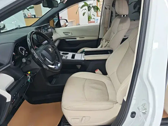Toyota Sienna — Фото автомобиля 19