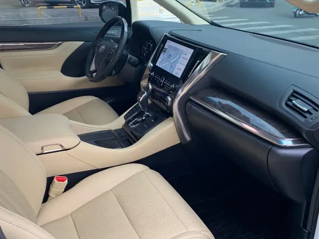 Toyota Alphard — Фото автомобиля 8